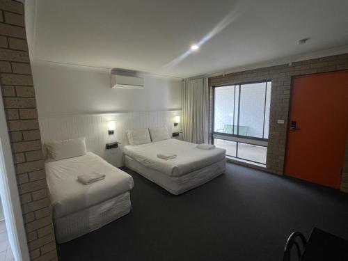 1 queen bed, 1 twin bed