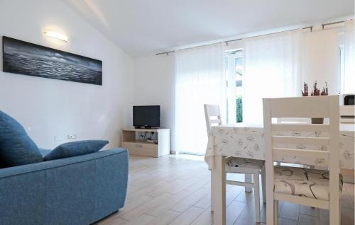 Two-Bedroom Holiday Home In Pomer in 梅杜林