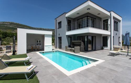 Nice Home In Kastel Novi – khách sạn tại Rudine