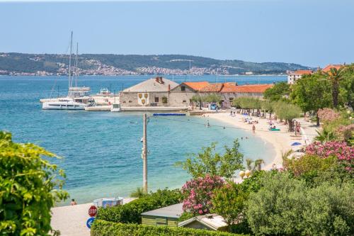 Apartments by the sea Kastel Stari Kastela - 19465 - image 3