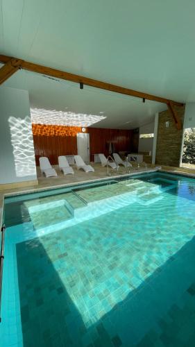 Las Nubes Piscina interior y exterior - El Bolson