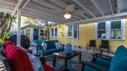 1BR 1BA NorthStar Bungalow. Just Steps to the beach and the bay. in St Pete Beach, USA