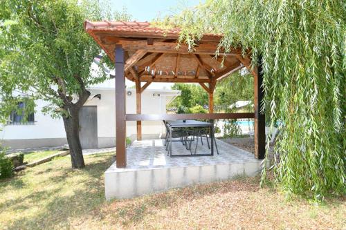 Dārzs, Holiday home Hrvace - Split Riviera 7302 in Rumin