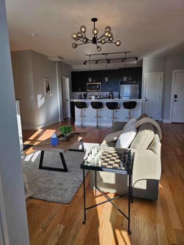 Updated 3 Bedroom Chicago Downtown Pilsen - image 2
