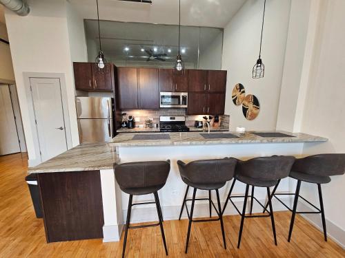 4 Bedroom Sleeps 20 people in Lower West Side