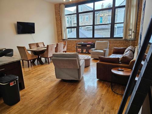 4 Bedroom Sleeps 20 people in Lower West Side
