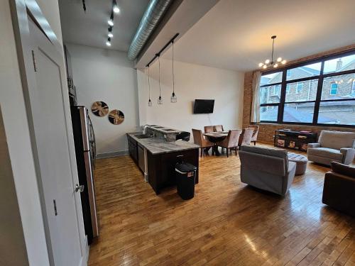 4 Bedroom Sleeps 20 people in Lower West Side