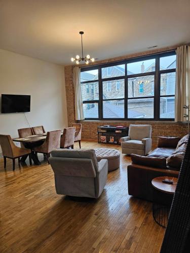 4 Bedroom Sleeps 20 people in Lower West Side