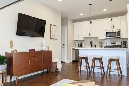 Modern 4 Bedroom Condo in Lakeview - image 12