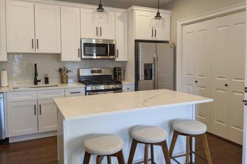 Modern 4 Bedroom Condo in Lakeview - image 4