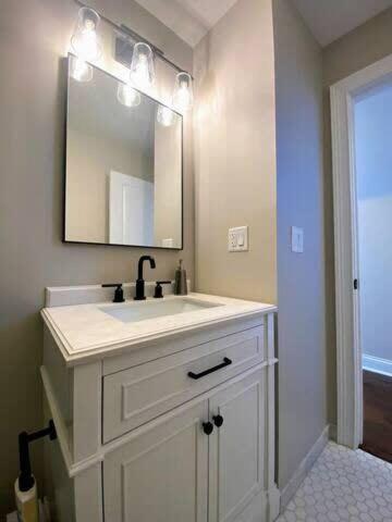 Modern 4 Bedroom Condo in Lakeview - image 11