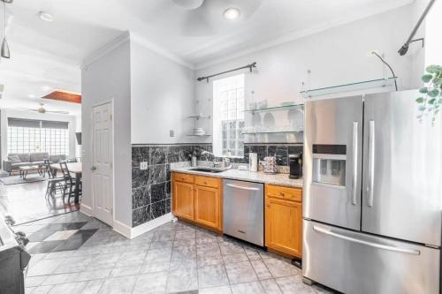Modern 4 Bedroom Greystone - image 9