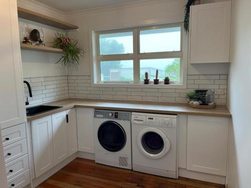 Mount Taranaki Basecamp 4BR Farmhouse & Games Room in Pembroke