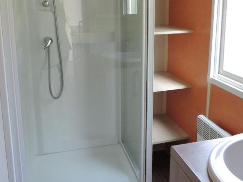 Mobil-home avec Terrasse pour 4 personnes - API-1-52-930 in Iljēra-Kombrē