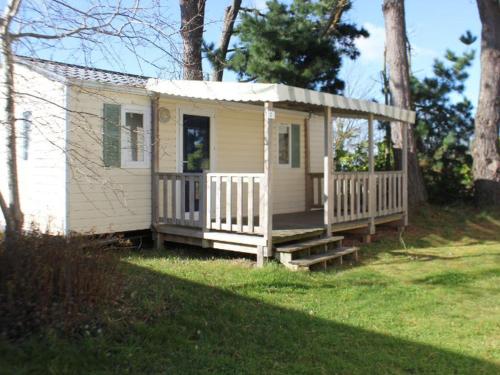 Mobil-home confortable avec terrasse pour 4 personnes à Tréguennec - API-1-52-1029 (Mobil-home confortable avec terrasse pour 4 personnes a Treguennec - API-1-52-1029) in Plogastel-Saint-Germain