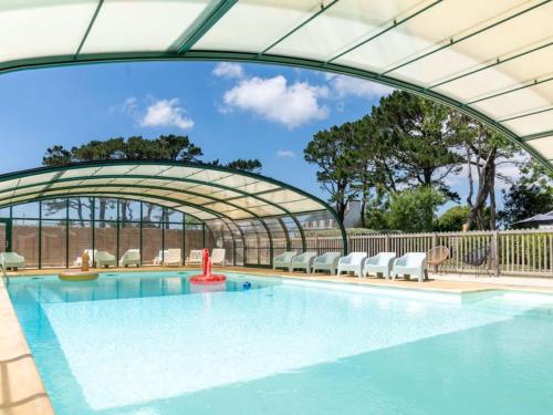 Mobil-home confortable avec terrasse pour 4 personnes à Tréguennec - API-1-52-1029 (Mobil-home confortable avec terrasse pour 4 personnes a Treguennec - API-1-52-1029) in Plogastel-Saint-Germain