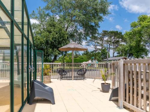 Mobil-home confortable avec terrasse pour 4 personnes à Tréguennec - API-1-52-1029 (Mobil-home confortable avec terrasse pour 4 personnes a Treguennec - API-1-52-1029) in Plogastel-Saint-Germain