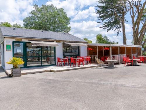Mobil-home confortable avec terrasse pour 4 personnes à Tréguennec - API-1-52-1029 (Mobil-home confortable avec terrasse pour 4 personnes a Treguennec - API-1-52-1029) in Plogastel-Saint-Germain
