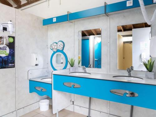 Mobil-home confortable avec terrasse pour 4 personnes à Tréguennec - API-1-52-1029 (Mobil-home confortable avec terrasse pour 4 personnes a Treguennec - API-1-52-1029) in Plogastel-Saint-Germain