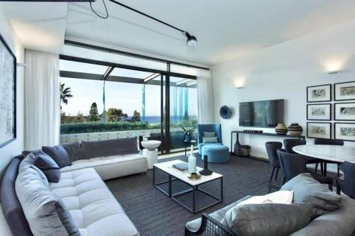 Bondi Luxury Apartment | Views | Parking - image 3