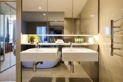 Bondi Luxury Apartment | Views | Parking - image 7