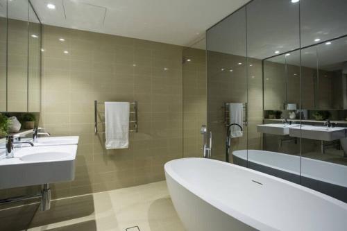 Bondi Luxury Apartment | Views | Parking - image 8