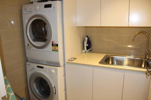 Bondi Luxury Apartment | Views | Parking - image 11