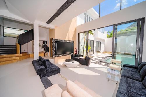 Bangtao New Luxury 7 Bedrooms Modern Space Aesthetic Design Private Pool Villa Private Movie Theater