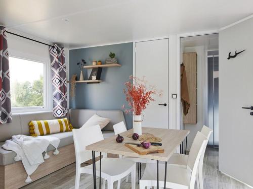 Location Mobil-home avec Terrasse à Illiers-Combray - API-1-52-1153 (Location Mobil-home avec Terrasse a Illiers-Combray - API-1-52-1153) in Iljēra-Kombrē