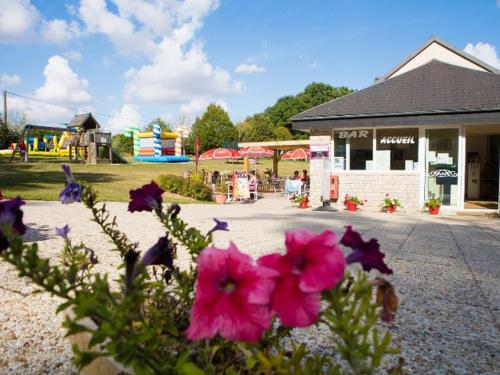Location Mobil-home avec Terrasse à Illiers-Combray - API-1-52-1153 (Location Mobil-home avec Terrasse a Illiers-Combray - API-1-52-1153) in Iljēra-Kombrē