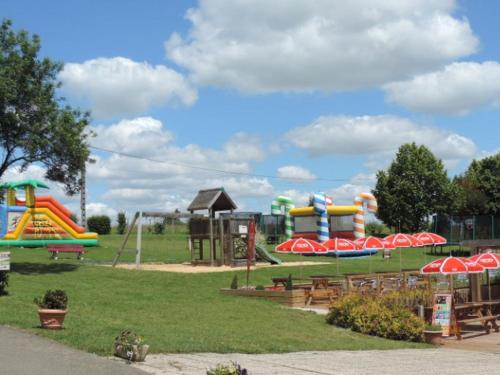 Location Mobil-home avec Terrasse à Illiers-Combray - API-1-52-1153 (Location Mobil-home avec Terrasse a Illiers-Combray - API-1-52-1153) in Iljēra-Kombrē