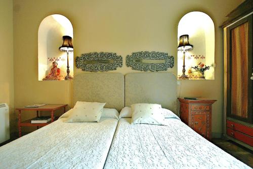 4 twin beds