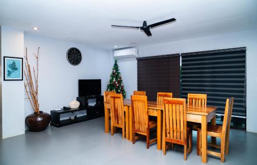Shared lounge/TV area, RedDoorz @ Kopinos Tourist Inn Hotel in Del Carmen