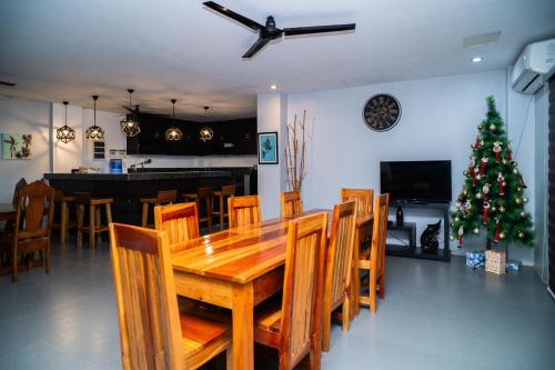 Shared lounge/TV area, RedDoorz @ Kopinos Tourist Inn Hotel in Del Carmen