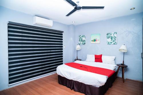 Bed, RedDoorz @ Kopinos Tourist Inn Hotel in Del Carmen