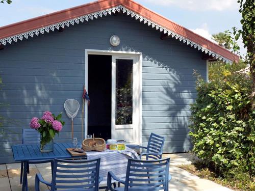 Chalet confortable avec terrasse à Saint-Jean-de-Monts - API-1-52-1184 (Chalet confortable avec terrasse a Saint-Jean-de-Monts - API-1-52-1184) in 聖熱昂德蒙特
