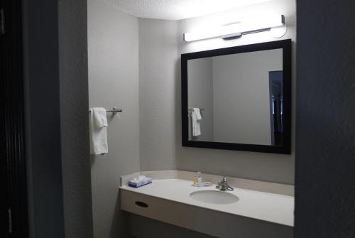 La Quinta Inn by Wyndham Savannah I-95 - image 6