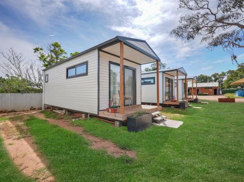Exterior view, Parkes Cabins in Parkes