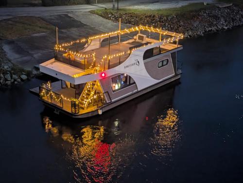 Hausboot bei Passau in Windorf, Deutschland