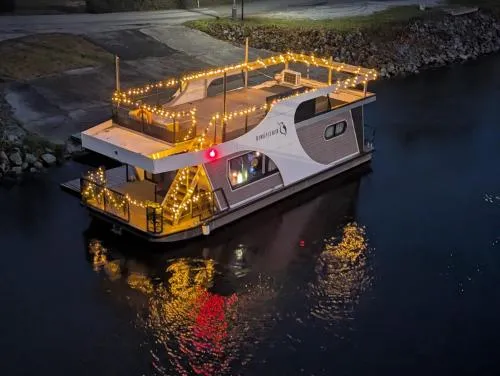 Hausboot bei Passau in Windorf, Deutschland