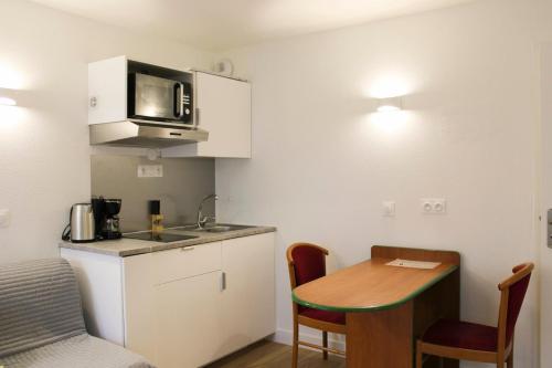 Charming bright studio in the heart of Paris - image 13