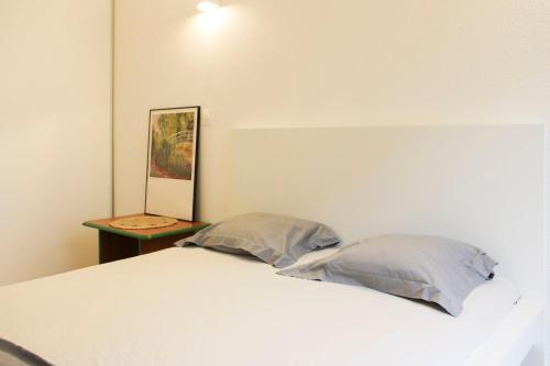 Charming bright studio in the heart of Paris - image 12