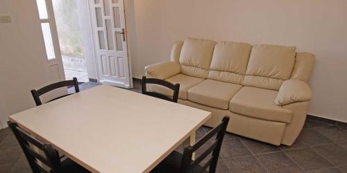 Mariana B4 - image 10