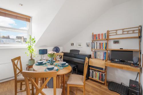 Veeve - Primrose Heights - image 2