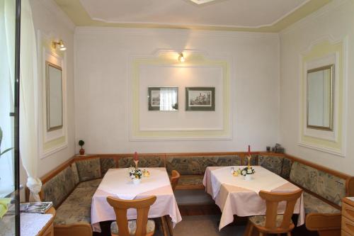 ห้องส่วนกลางสำหรับนั่งเล่น/ดูทีวี, โรแมนติก-เพนชั่น อัลเบรชท์ - ซินซ์ 1901 (Romantic-Pension Albrecht - since 1901) in ชวานเกา