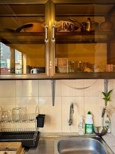 Cozy 1990s Khmer Style Flat in Heart of Tonle Bassac - image 3