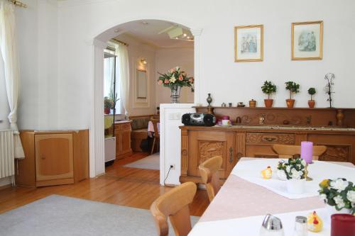 ห้องส่วนกลางสำหรับนั่งเล่น/ดูทีวี, โรแมนติก-เพนชั่น อัลเบรชท์ - ซินซ์ 1901 (Romantic-Pension Albrecht - since 1901) in ชวานเกา