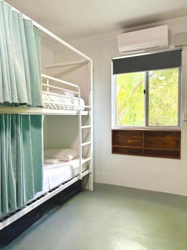 Port Douglas Backpackers - Tap to explore photos