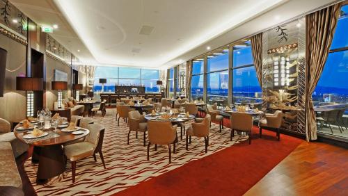 Restaurant, Crowne Plaza Bursa Convention Center & Thermal Spa By IHG in Bursa