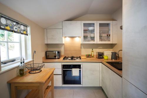 Manor Cottage at Cusgarne Manor, romantic, dog-friendly in Gvenapa